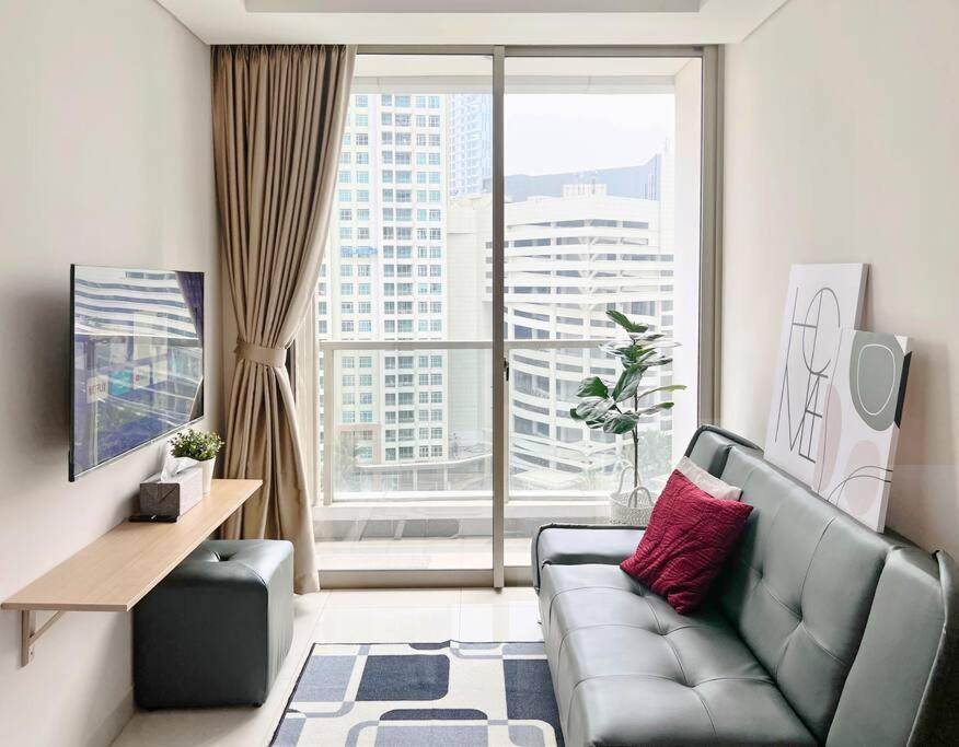 Cozy 3br At Taman Anggrek Apartemen *